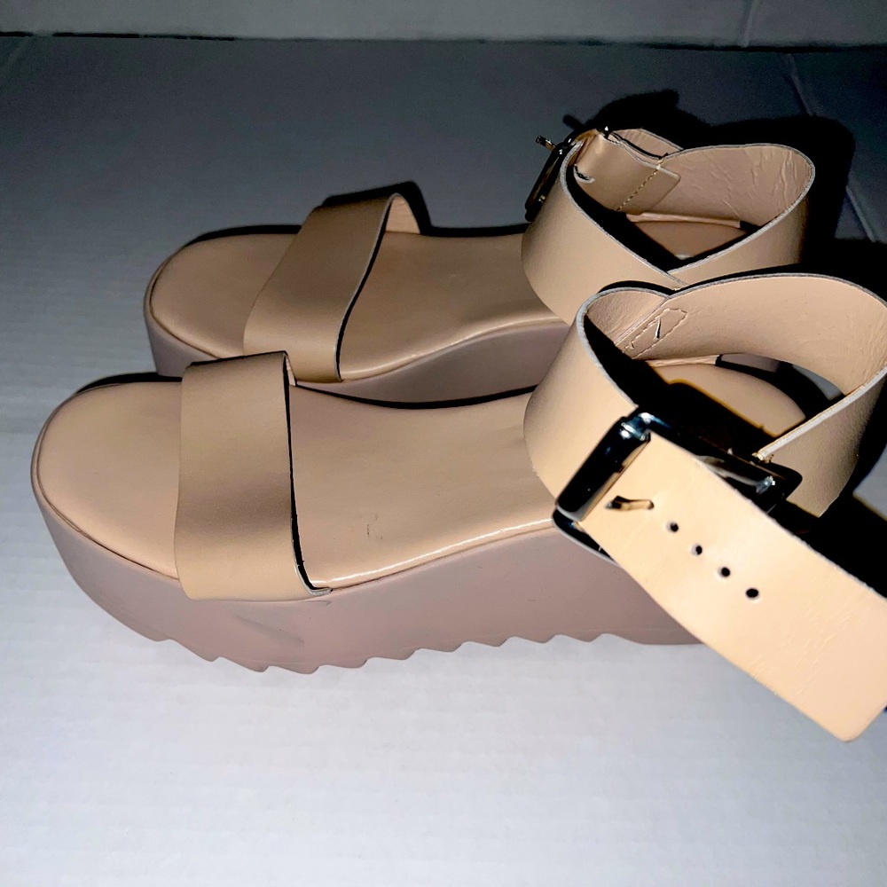 A Pair Of Beige Sandals Steve Madden